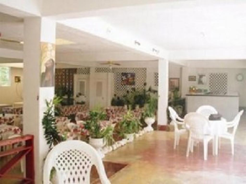 Sunflower Resort & Villas Runaway Bay Esterno foto